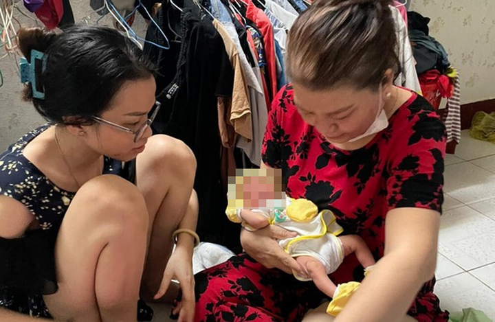  Bé trai còn nguyên dây rốn bị bỏ rơi trong thùng rác ở TP.HCM - 1