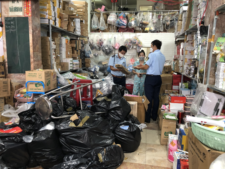 Phát hiện nhiều vi phạm khi kiểm tra cửa hàng gia dụng lớn tại Bình Thuận - 1