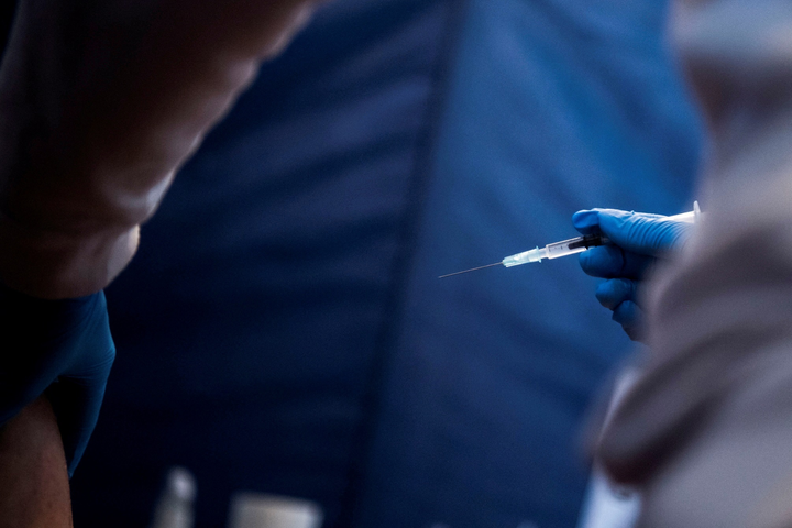 Nghiên cứu nhỏ cho thấy Omicron vượt qua mũi vaccine tăng cường - 1