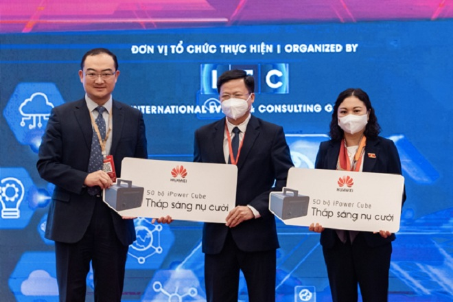 100 trạm sạc iSitePower-M được trao tặng đến các trường ở vùng sâu vùng xa - 1