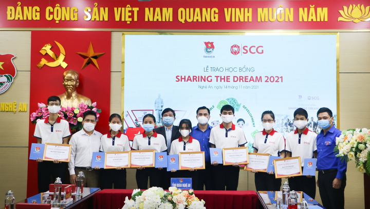 Học bổng hơn 2,1 tỷ đồng cho học sinh, sinh viên vượt qua đại dịch COVID-19 - 1