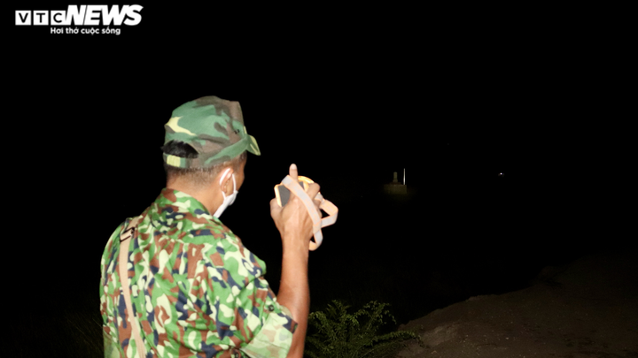 Bộ đội biên phòng Kiên Giang trắng đêm ngâm mình dưới nước phục kích buôn lậu - 1