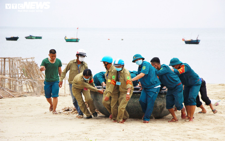 Các tỉnh miền Trung khẩn cấp sơ tán hàng nghìn dân ứng phó với bão Rai - 1