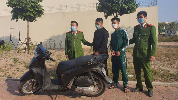 Bắt khẩn cấp hai kẻ trộm cắp xe SH, rút dao tấn công công an khi bị truy đuổi - 2