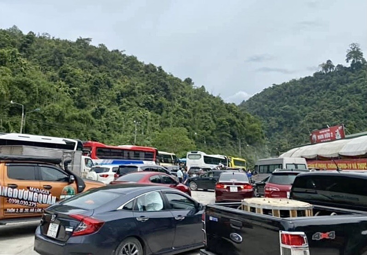 Du khách đổ về Đà Lạt cuối tuần, chốt kiểm soát dịch COVID-19 ùn ứ - 1