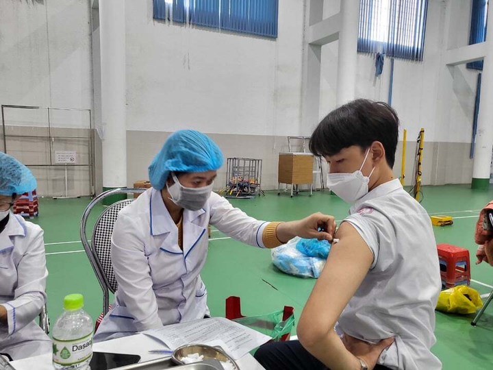 Nam sinh lớp 11 tiêm liên tiếp 2 mũi vaccine trong 10 phút xuất viện - 1