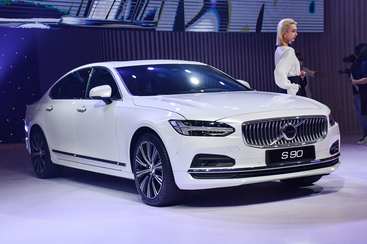 Có 2-3 tỷ đồng, nên mua Mercedes-Benz E-Class hay Volvo S90? - 3