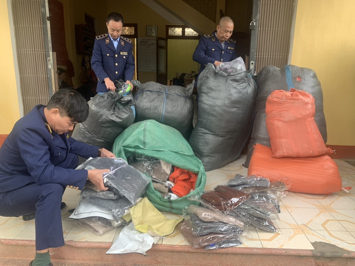 Cục QLTT Yên Bái: Ngăn chặn phương tiện vận chuyển quần áo nghi nhập lậu - 1