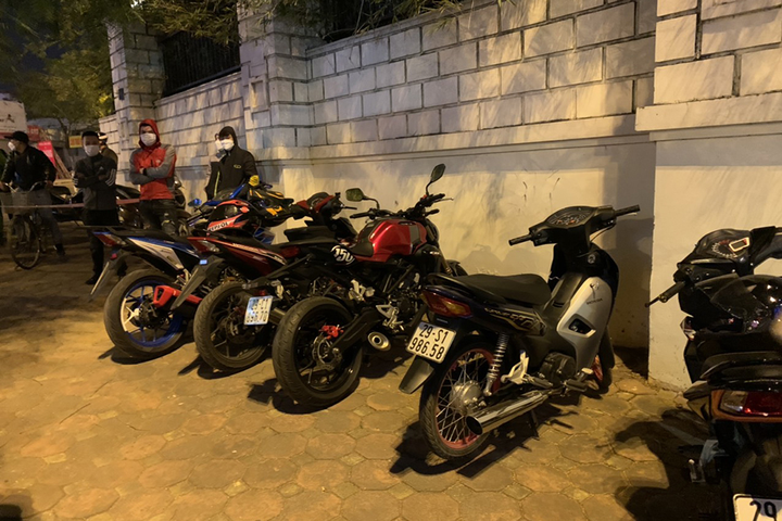 Công an Hà Nội vây bắt đoàn xe máy phân khối lớn rú ga, lạng lách trong đêm - 1