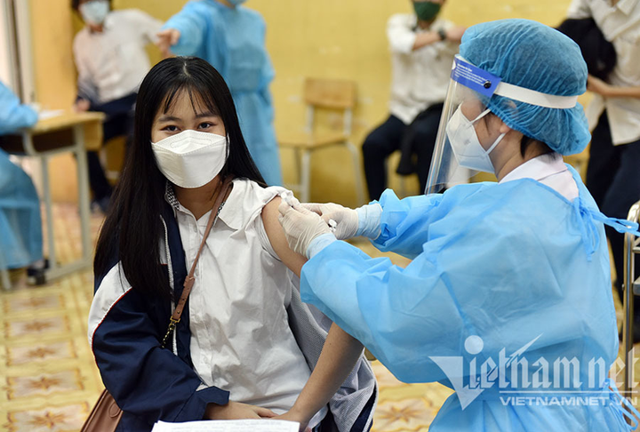 Tại sao tiêm đủ liều vaccine COVID-19 vẫn có nguy cơ chuyển nặng? - 1