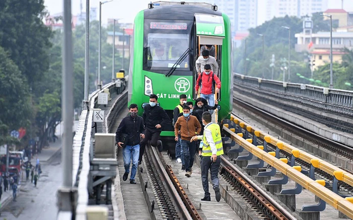 Tàu Cát Linh đột ngột dừng do trời mưa: Metro Hà Nội nói 'chuyện bình thường' - 1
