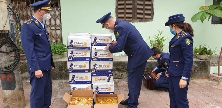 Hàng nghìn bánh bao nhân sữa bị QLTT Hà Giang thu giữ - 1