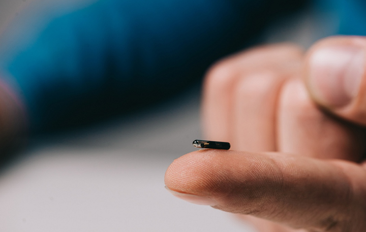 Kinh ngạc 'hộ chiếu vaccine' siêu nhỏ, có thể cấy dưới da - 1