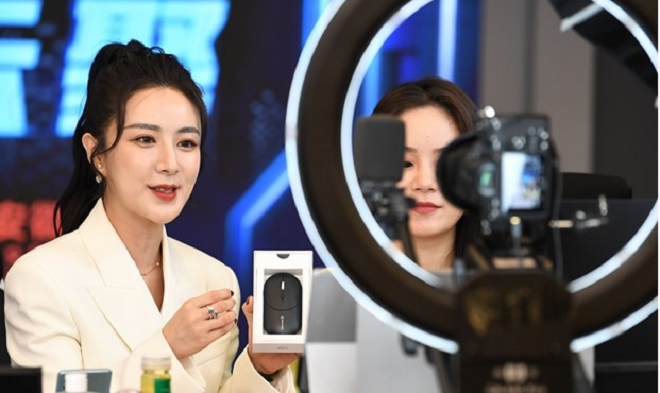 'Nữ hoàng livestream' Trung Quốc bị phạt 4.800 tỷ đồng do trốn thuế - 1