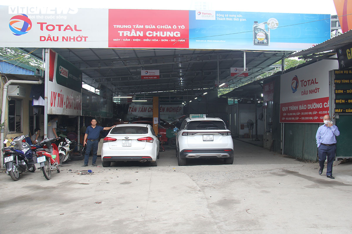 Ô tô nội được giảm 50% phí trước bạ: Xe cũ thất thế, 'méo mặt' chờ khách - 2