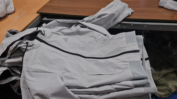 Phát hiện cơ sở gia công gần 2.000 áo khoác giả mạo nhãn hiệu Adidas - 1