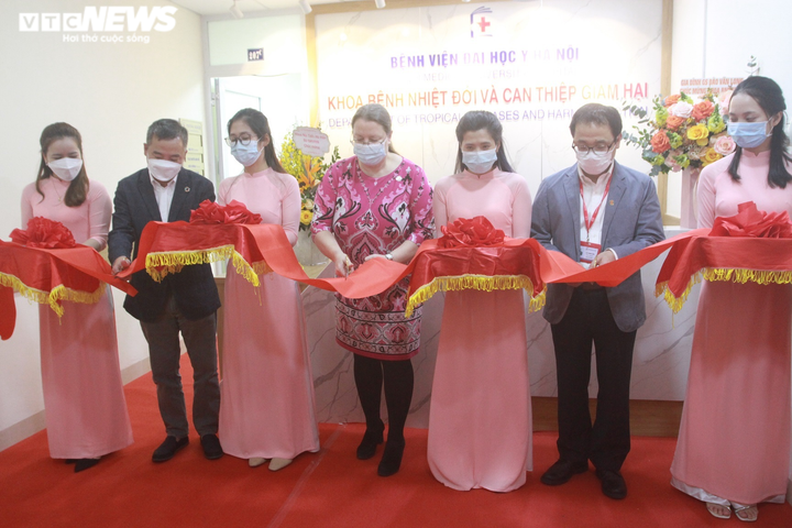 Bệnh viện ĐH Y Hà Nội ra mắt khoa Bệnh nhiệt đới và Can thiệp giảm hại - 1