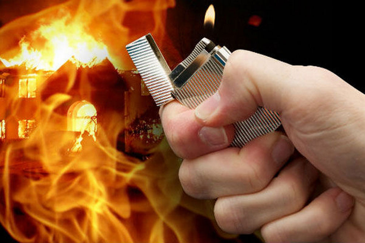 Níu kéo không được, nam thanh niên đổ xăng đốt bạn gái - 1