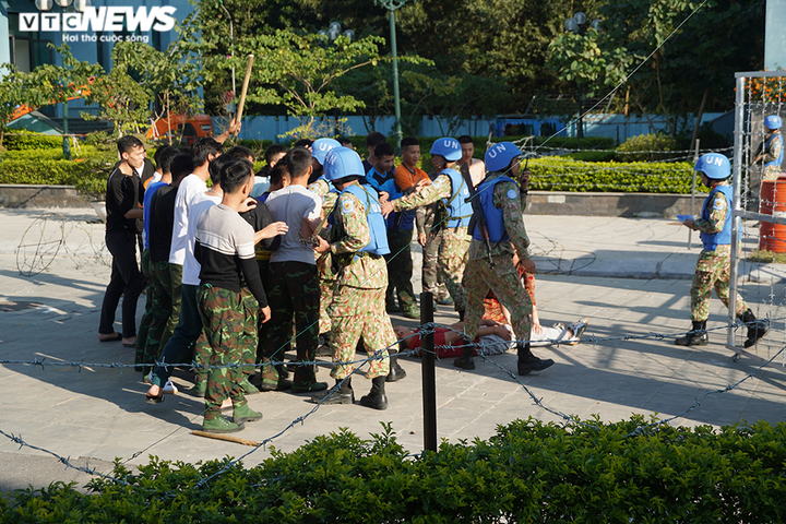 Đội Công binh số 1 diễn tập xử lý tình huống chống bạo động cấp độ cao nhất - 7