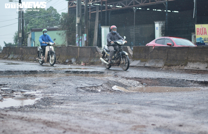 Ảnh: Dân kêu trời trên tuyến đường hơn 6km chằng chịt 'ổ voi, ổ gà' ở Pleiku - 10