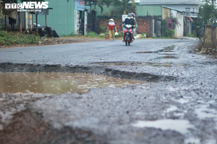 Ảnh: Dân kêu trời trên tuyến đường hơn 6km chằng chịt 'ổ voi, ổ gà' ở Pleiku - 11