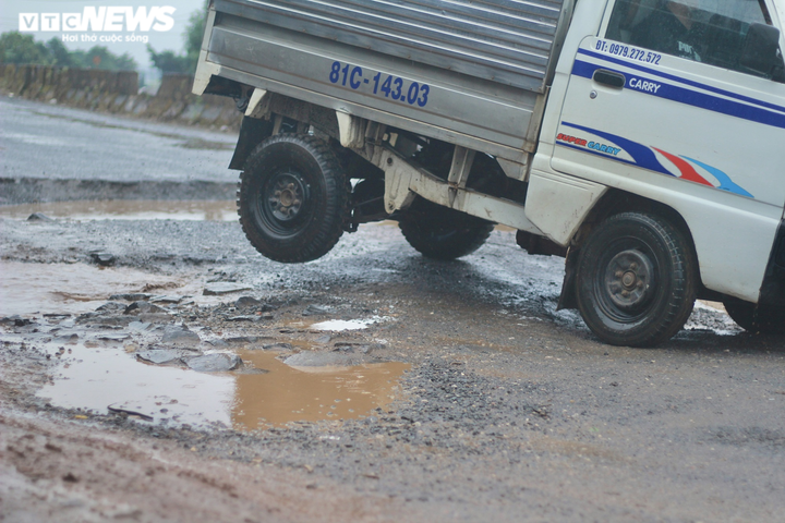 Ảnh: Dân kêu trời trên tuyến đường hơn 6km chằng chịt 'ổ voi, ổ gà' ở Pleiku - 8