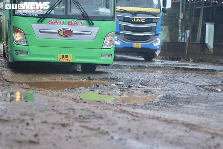 Ảnh: Dân kêu trời trên tuyến đường hơn 6km chằng chịt 'ổ voi, ổ gà' ở Pleiku - 3