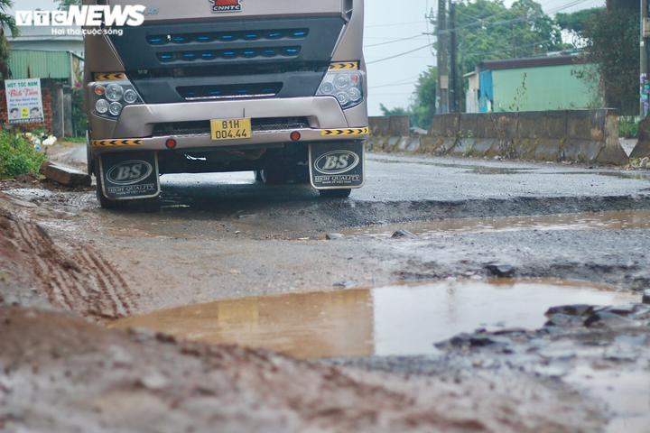 Ảnh: Dân kêu trời trên tuyến đường hơn 6km chằng chịt 'ổ voi, ổ gà' ở Pleiku - 4
