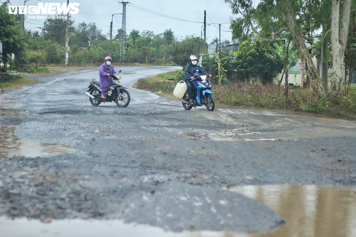 Ảnh: Dân kêu trời trên tuyến đường hơn 6km chằng chịt 'ổ voi, ổ gà' ở Pleiku - 12
