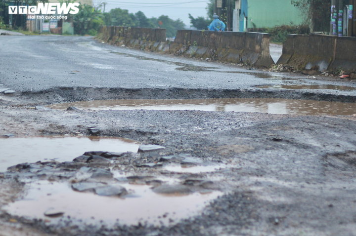 Ảnh: Dân kêu trời trên tuyến đường hơn 6km chằng chịt 'ổ voi, ổ gà' ở Pleiku - 5