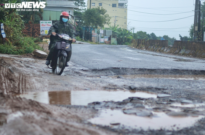 Ảnh: Dân kêu trời trên tuyến đường hơn 6km chằng chịt 'ổ voi, ổ gà' ở Pleiku - 6