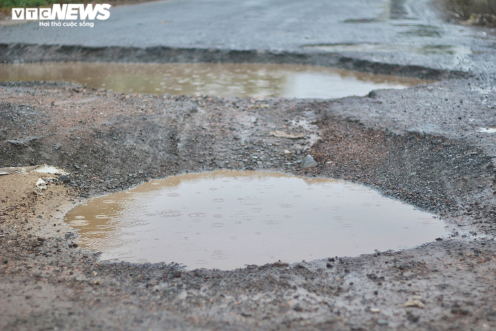Ảnh: Dân kêu trời trên tuyến đường hơn 6km chằng chịt 'ổ voi, ổ gà' ở Pleiku - 9