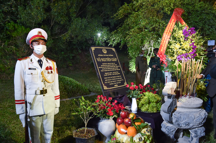 Thủ tướng Phạm Minh Chính dâng hương tưởng niệm Đại tướng Võ Nguyên Giáp - 4