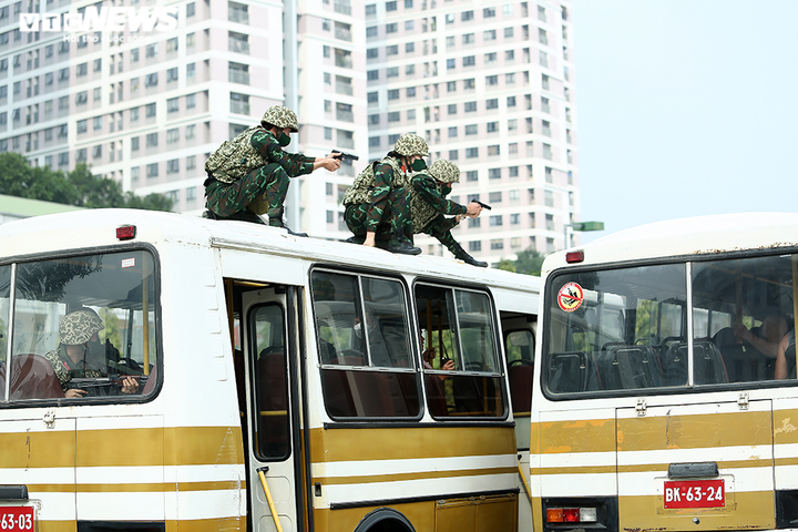 Ảnh, video: Xem nữ đặc công trèo tường, đu dây diễn tập chống khủng bố - 1