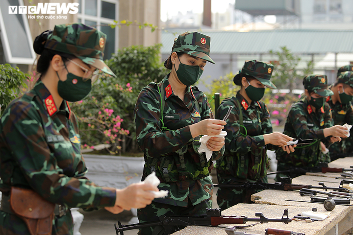 Ảnh, video: Xem nữ đặc công trèo tường, đu dây diễn tập chống khủng bố - 10