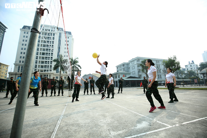 Ảnh, video: Xem nữ đặc công trèo tường, đu dây diễn tập chống khủng bố - 16