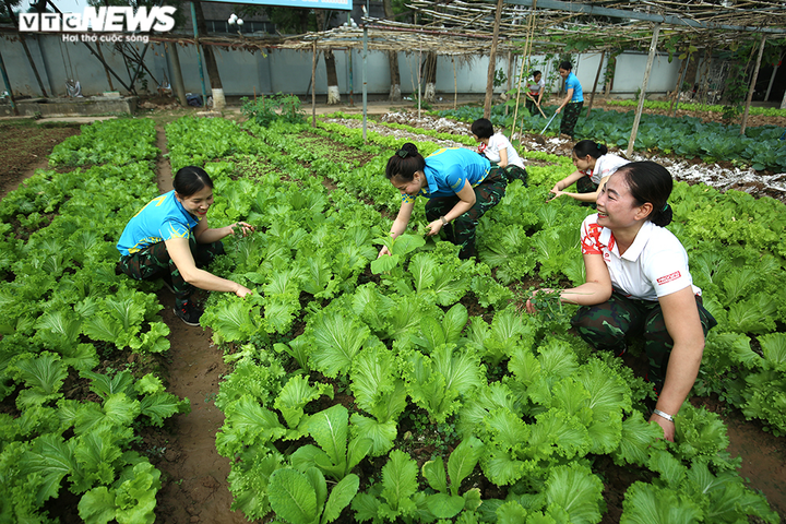 Ảnh, video: Xem nữ đặc công trèo tường, đu dây diễn tập chống khủng bố - 17