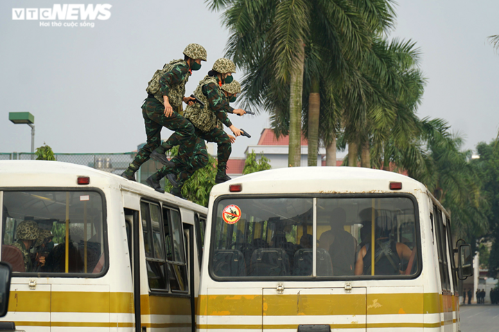 Ảnh, video: Xem nữ đặc công trèo tường, đu dây diễn tập chống khủng bố - 2