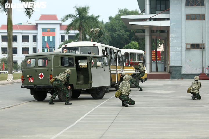 Ảnh, video: Xem nữ đặc công trèo tường, đu dây diễn tập chống khủng bố - 3