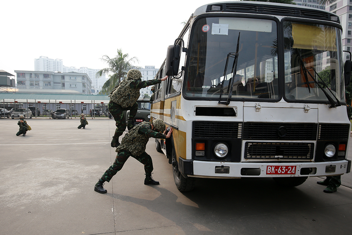 Ảnh, video: Xem nữ đặc công trèo tường, đu dây diễn tập chống khủng bố - 4