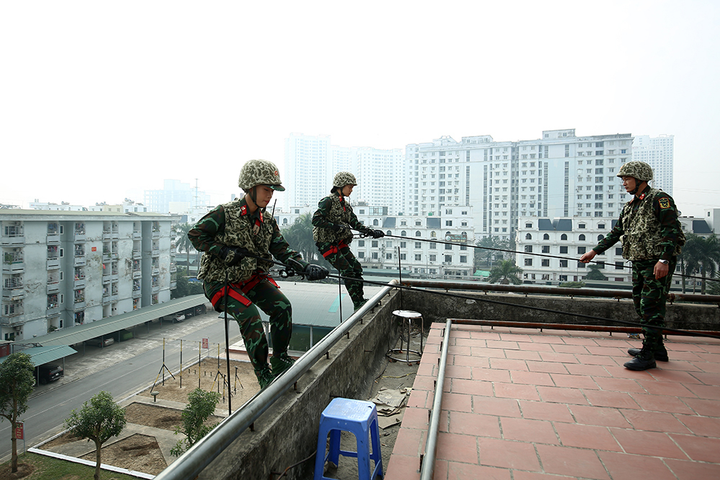 Ảnh, video: Xem nữ đặc công trèo tường, đu dây diễn tập chống khủng bố - 5