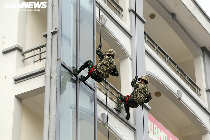 Ảnh, video: Xem nữ đặc công trèo tường, đu dây diễn tập chống khủng bố - 6