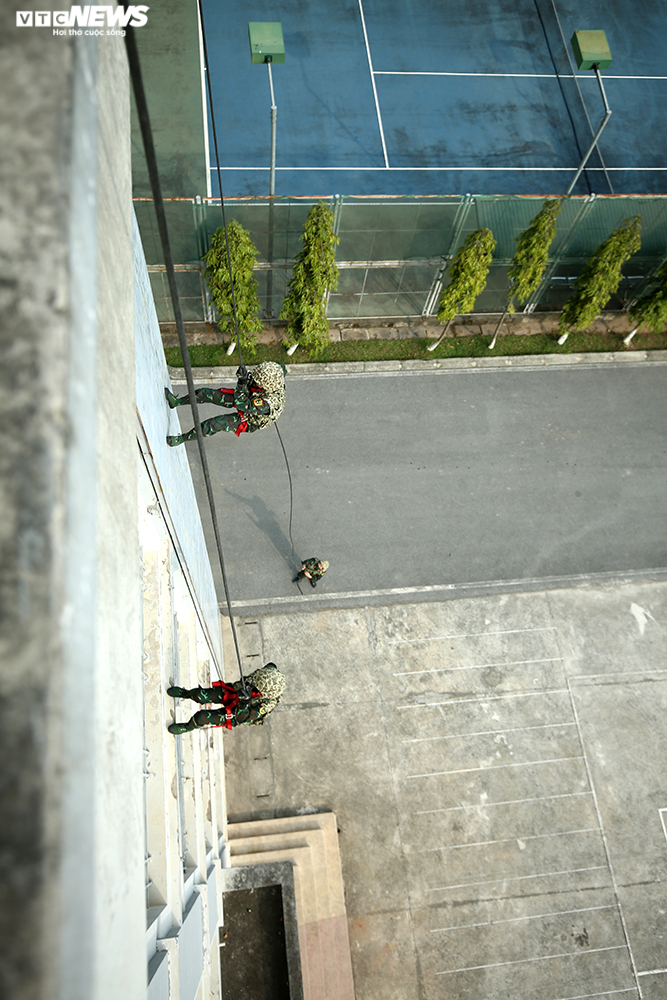 Ảnh, video: Xem nữ đặc công trèo tường, đu dây diễn tập chống khủng bố - 7
