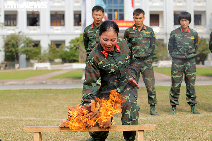 Ảnh: Nữ Đặc công Biệt động 1 trình diễn 'ngũ thương tử huyệt' đỉnh cao - 9