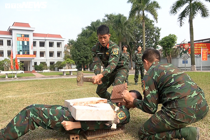 Ảnh: Nữ Đặc công Biệt động 1 trình diễn 'ngũ thương tử huyệt' đỉnh cao - 10
