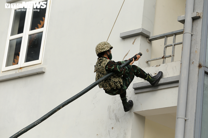 Ảnh, video: Xem nữ đặc công trèo tường, đu dây diễn tập chống khủng bố - 9