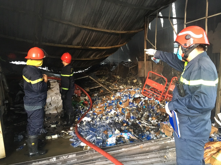 Cứu hỏa đập tường, dùng nước từ hồ bơi dập tắt đám cháy kho hàng 400m2 - 2