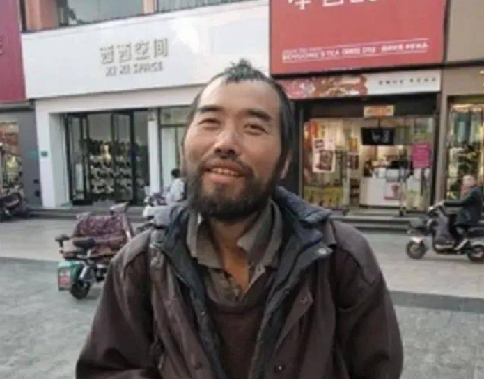 Sốc khi thấy thủ khoa đại học ăn mặc lôi thôi, lang thang giữa phố - 1