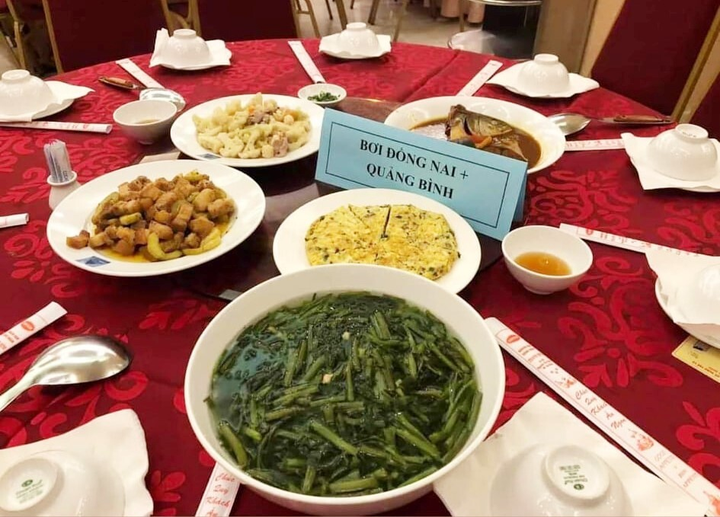 Thực hư ‘bữa ăn đạm bạc giá 900 nghìn đồng’ của VĐV dự Giải bơi lặn tại Đà Nẵng - 2