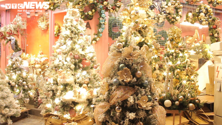 Hà Nội: Thiên đường mua sắm phố Hàng Mã vắng vẻ trước thềm Giáng Sinh - 9